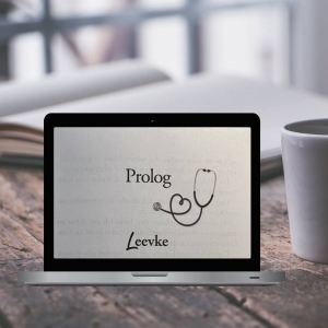 16.01.2023: Laptop auf einem Tisch, mit Kaffeetasse und Buch im hintergrund, Bildschirmansicht: Prolog, Stethoskop und Titel des Kapitel