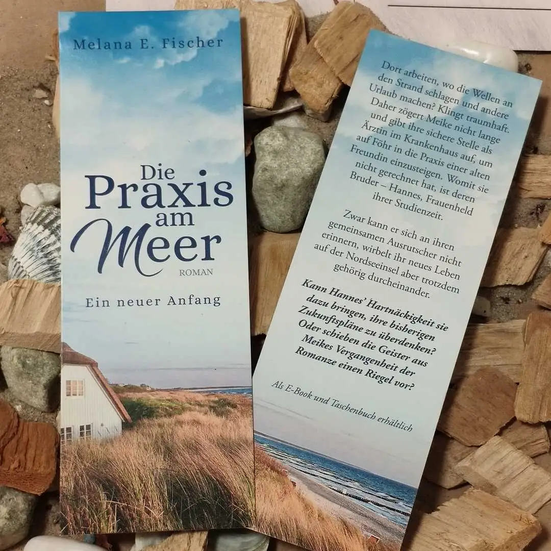 25.10.2020: Der Klappentext von Band 1 Die Praxis am Meer - Ein neuer Anfang Hintergrund mit Holz und Muscheln belegt,
darauf das lesezeichen mit Vorder- und Rückseite,
letztere mit dem Klappentext