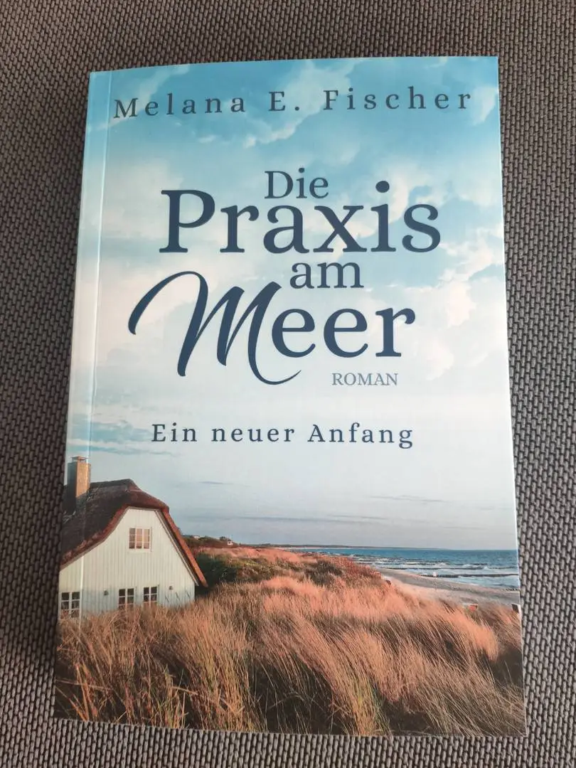 Die Frontansicht des Taschenbuch-Cover von Die Praxis am Meer - Ein neuer Anfang 