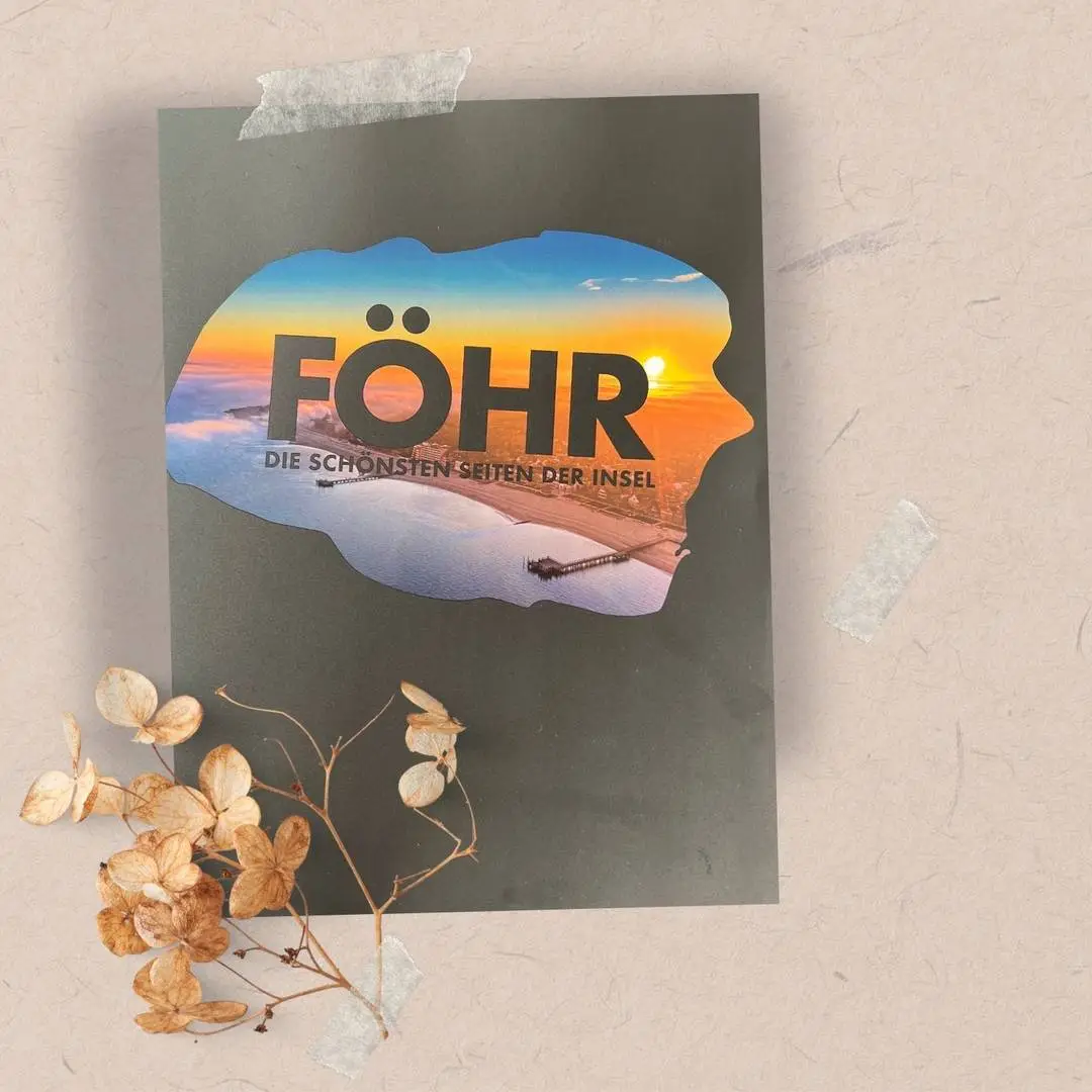 16.10.2023: Das Föhr-Heft mit der Vorstellung von 2 meiner Taschenbücher der Reihe "Die Praxis am Meer" Das Föhr-Heft auf einem hellen Hintergrund,
darauf das Heft,
Cover schwarz mit einem farbenfrohen Bild mit Schriftzug "Föhr",
darunter Herbstdeko Strauch