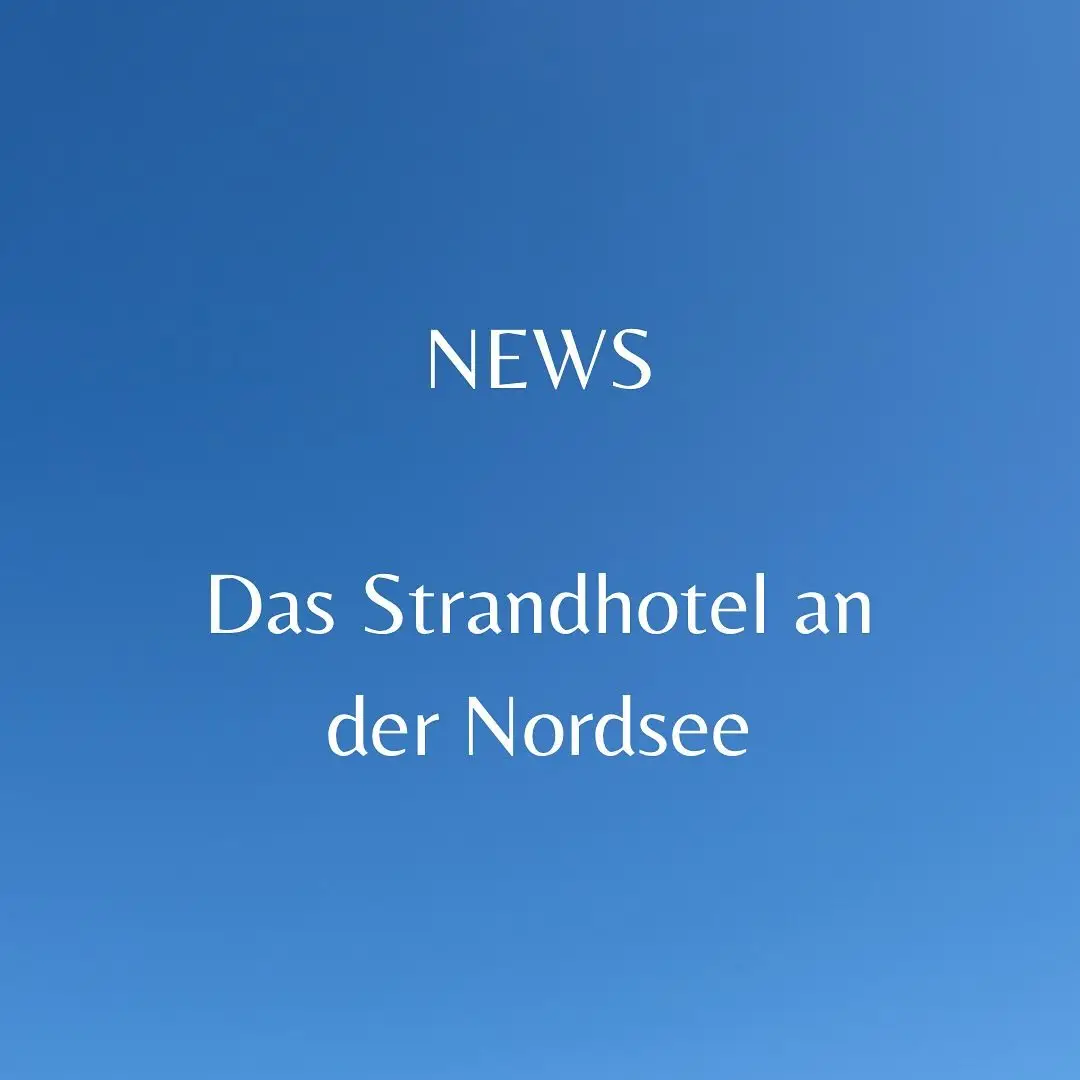01.10.2024: Symbolbild für Info zur Reihe "Das Strandhotel an der Nordsee" Blauer Hintergrund mit Text: NEWS - Das Strandhotel an der Nordsee